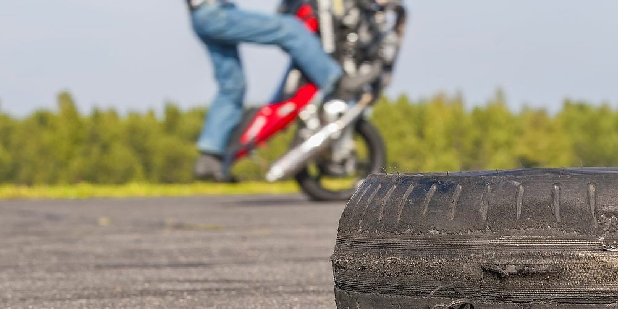Jovem é preso por empinar moto com placa adulterada