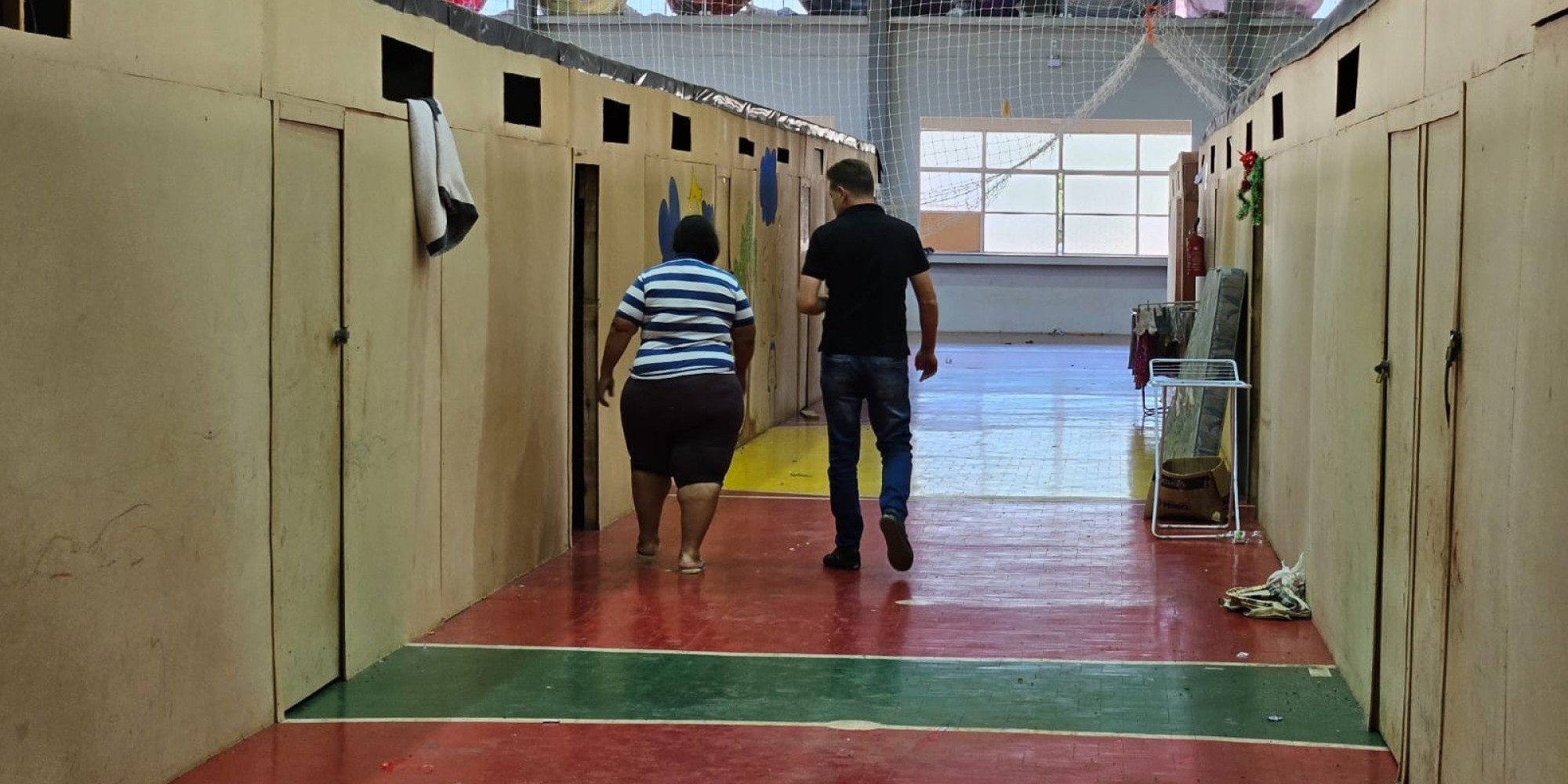 Famílias são conduzidas para módulos habitacionais provisórios em Encantado