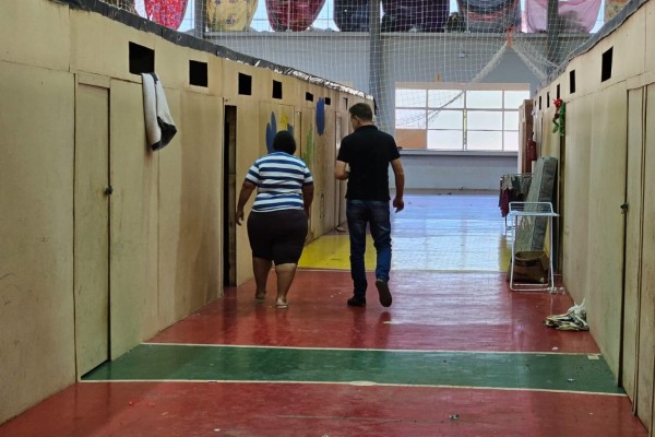 Famílias são conduzidas para módulos habitacionais provisórios em Encantado