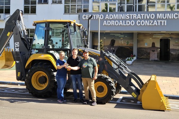 Encantado recebe retroescavadeira para reforçar trabalhos na agricultura
