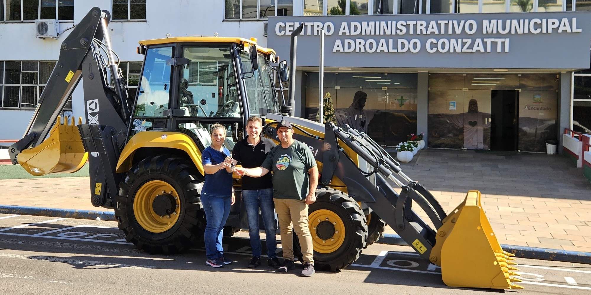 Encantado recebe retroescavadeira para reforçar trabalhos na agricultura
