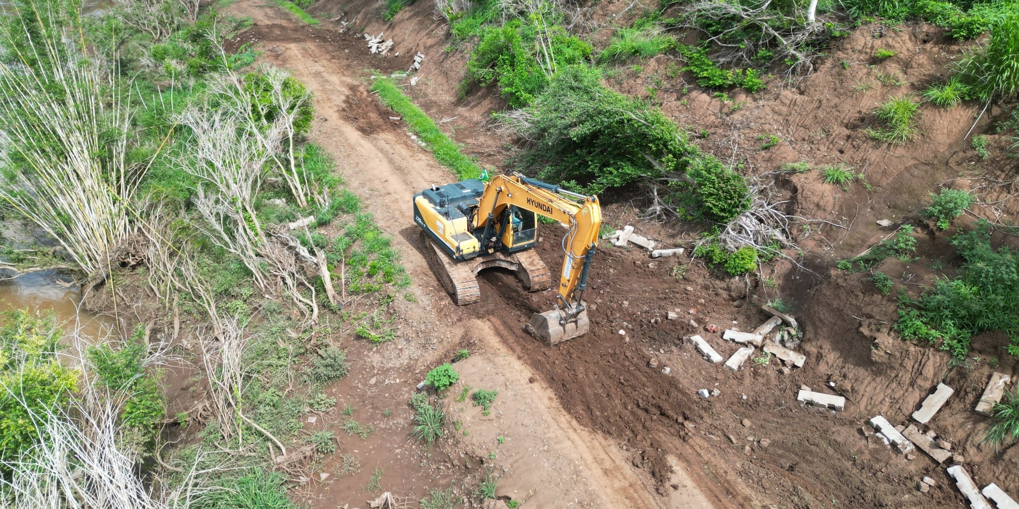 Encantado trabalha na desobstrução de acesso a Praia do Picão