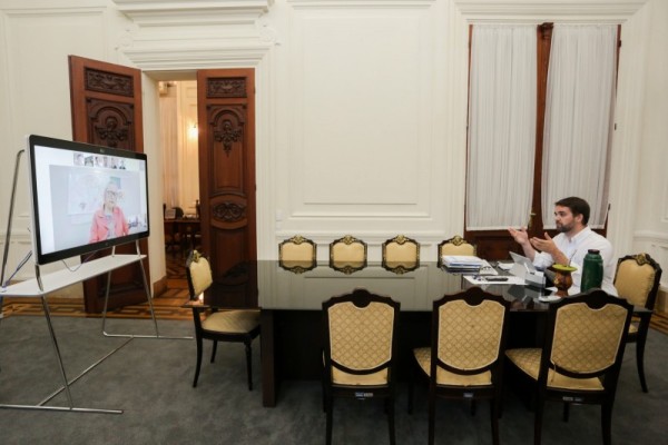 Leite e a secretária da Saúde, Arita Bergmann, participaram da videoconferência com prefeitos de 20 municípios
