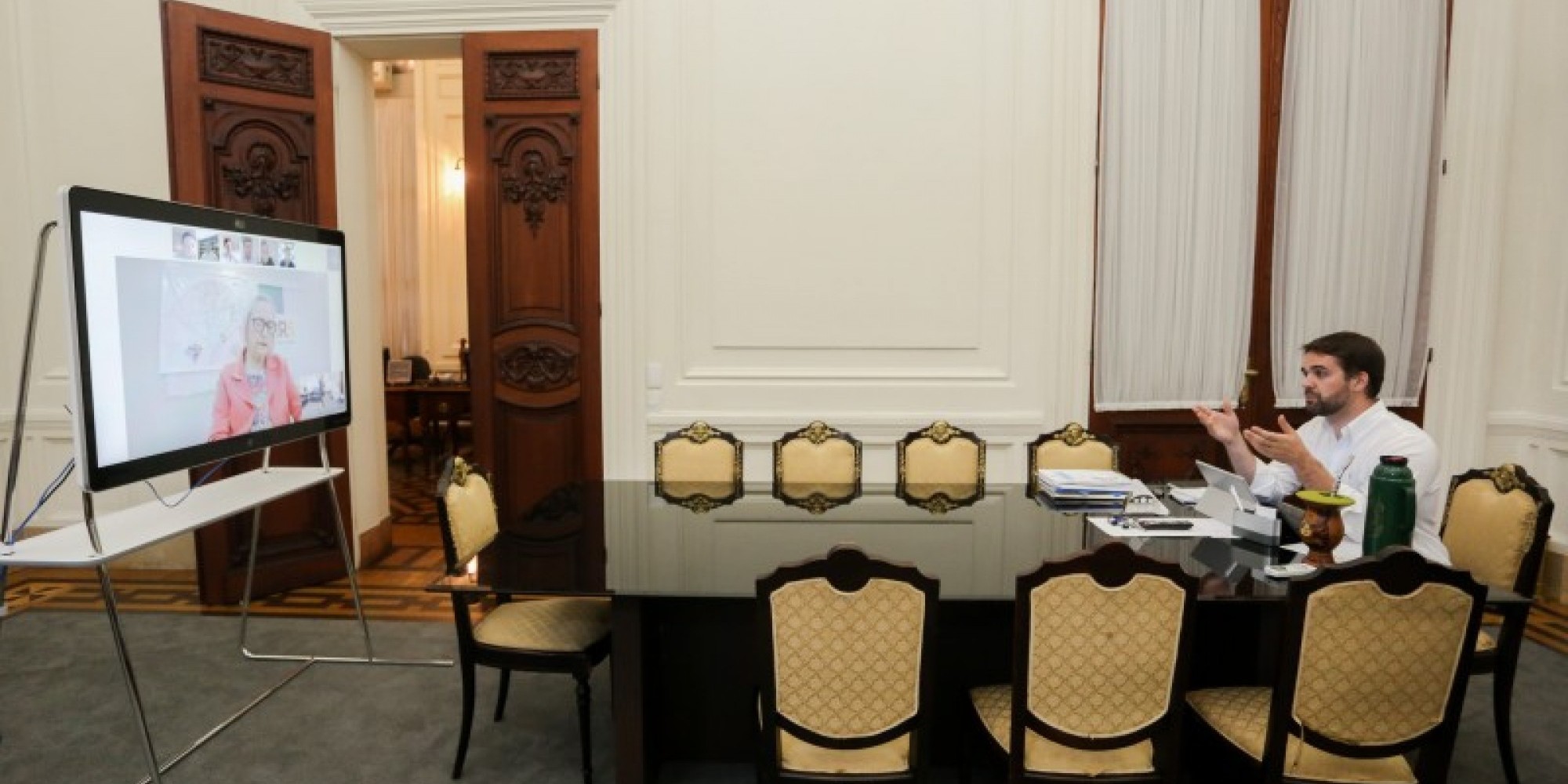 Leite e a secretária da Saúde, Arita Bergmann, participaram da videoconferência com prefeitos de 20 municípios