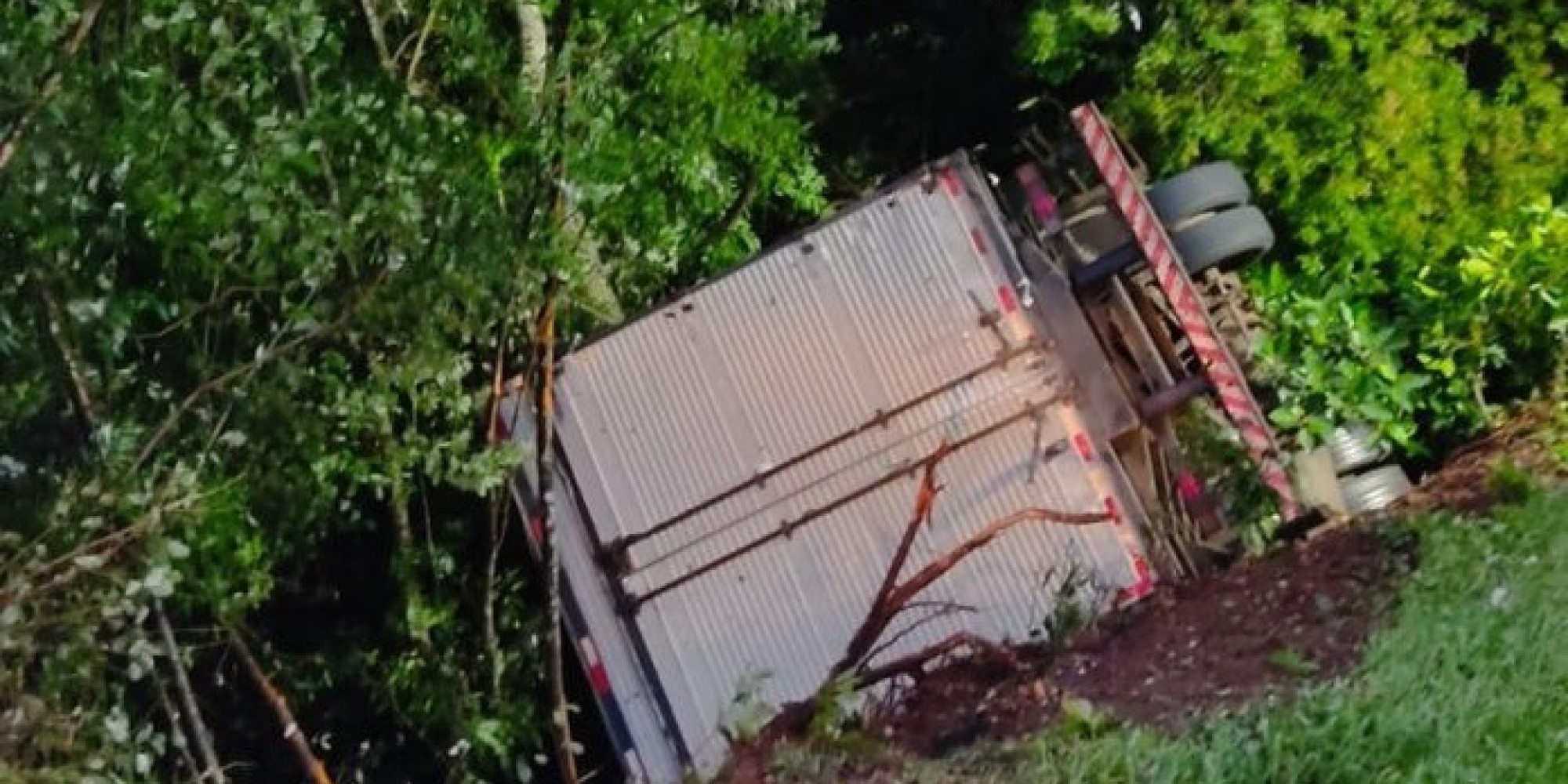 Caminhoneiro é resgatado por Bombeiros após 3 horas e 30 minutos de trabalho