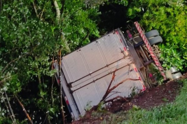 Caminhoneiro é resgatado por Bombeiros após 3 horas e 30 minutos de trabalho