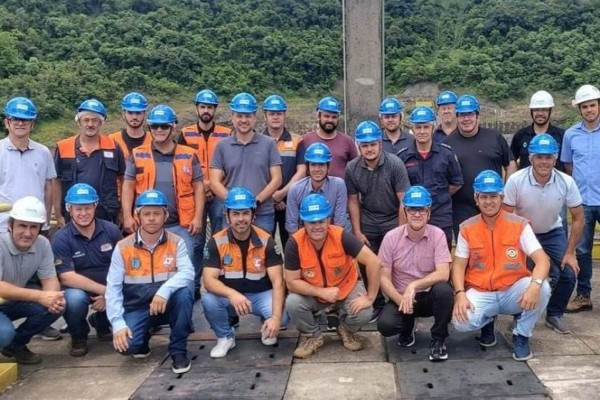 Lideranças do Vale e imprensa fazem visita técnica à barragem da CERAN