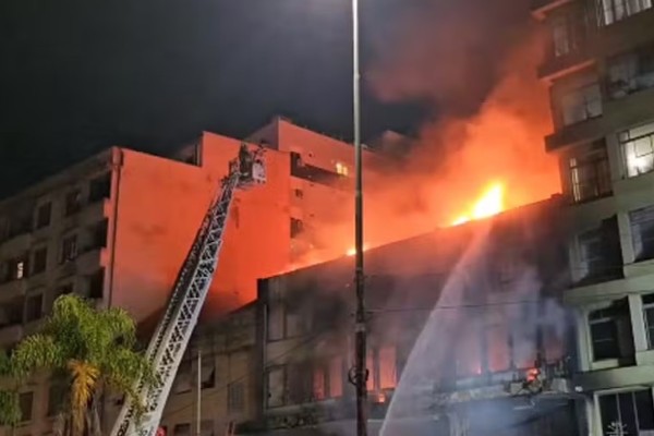 Nove pessoas morrem em incêndio em Porto Alegre