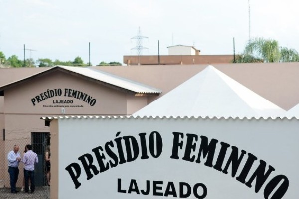 Mulher é conduzida presa ao Presídio Feminino por estupro de vulnerável
