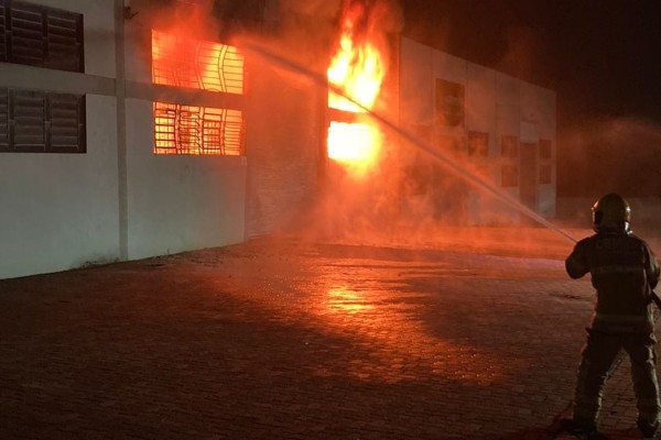 Bombeiros de Estrela e Lajeado combatem incêndio em indústria química