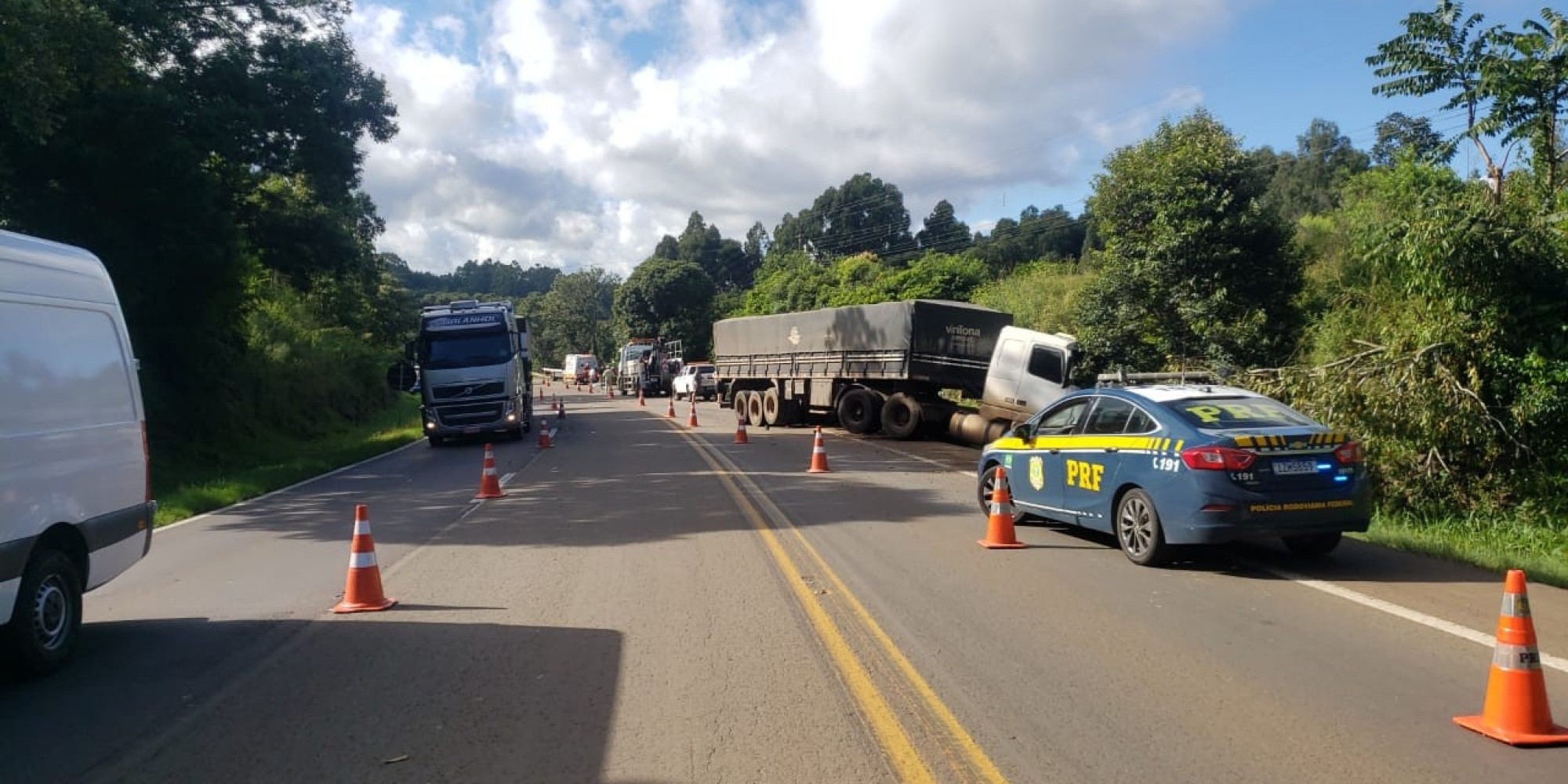 Colisão frontal entre um carro e uma carreta deixa dois mortos