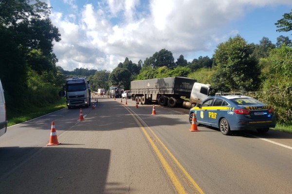 Colisão frontal entre um carro e uma carreta deixa dois mortos
