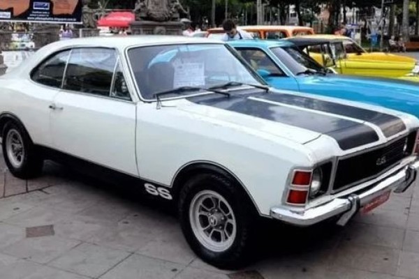 Autora do terceiro gol do Brasil, Bia Zaneratto é apaixonada por carros antigos