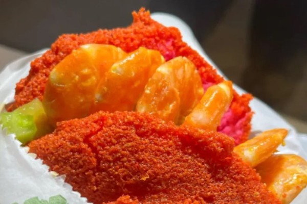 Comerciante cria acarajé rosa inspirado na Barbie e vira polêmica