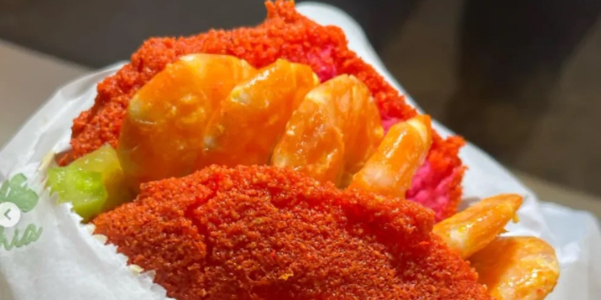 Comerciante cria acarajé rosa inspirado na Barbie e vira polêmica