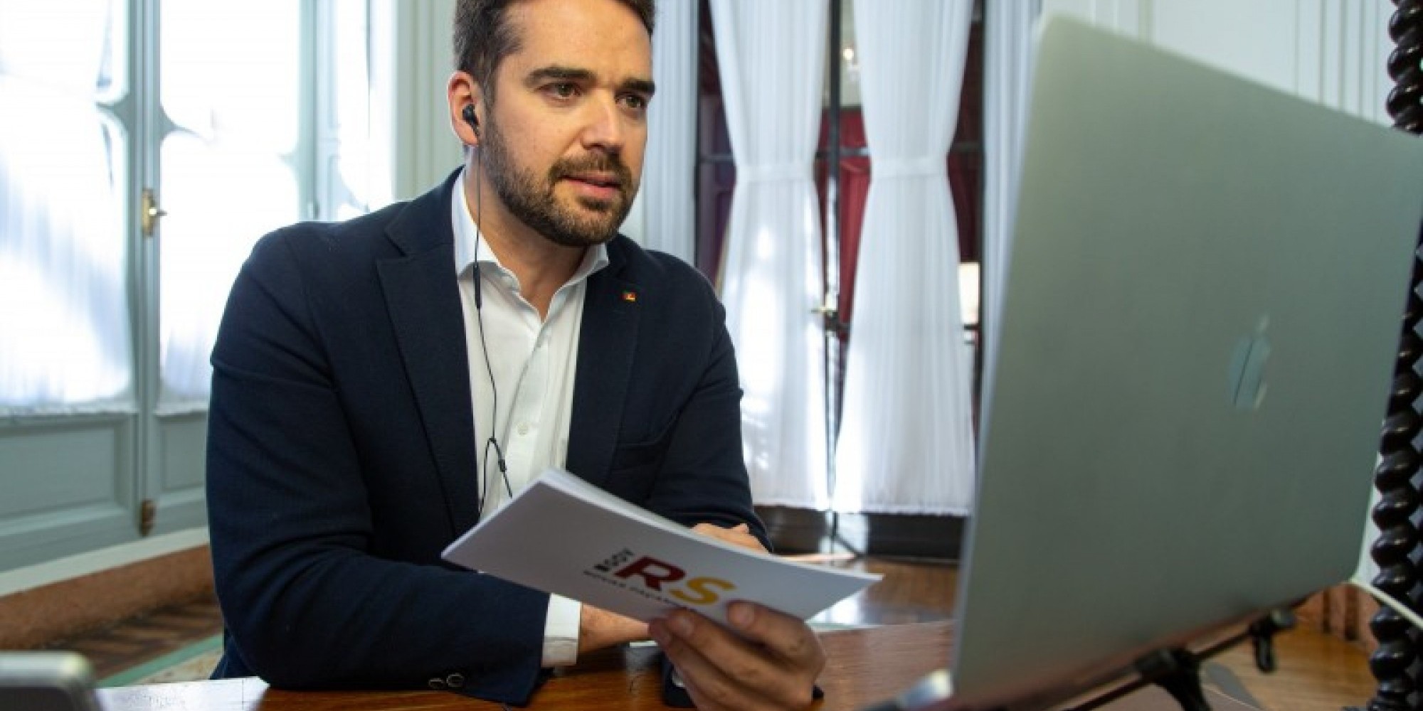 Leite, reconhecendo que há desafios no ensino remoto, disse que nenhum aluno será deixado para trás Leite, reconhecendo que há desafios no ensino remoto, disse que nenhum aluno será deixado para trás