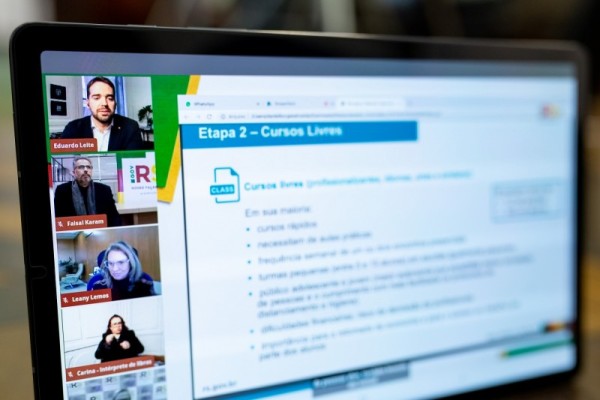  As etapas de retorno gradual das atividades de ensino foram apresentadas pelo governador e secretários em transmissão ao vivo