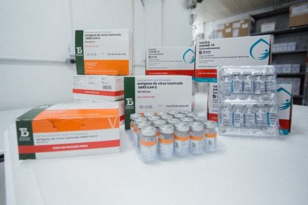 Como a vacinação ocorre em etapas, dependendo das remessas recebidas, a priorização da aplicação ocorrerá em duas fases