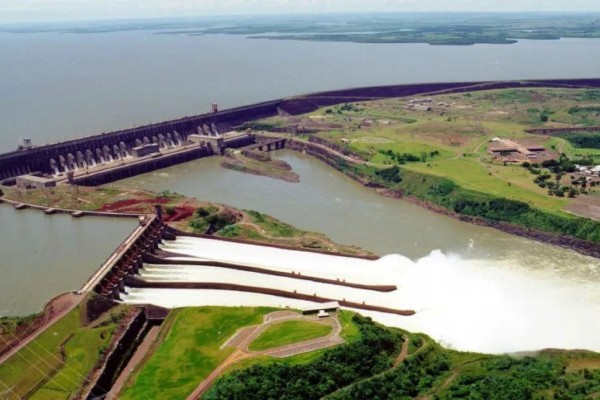 Gestão bolsonarista de Itaipu celebra pagamento de dívida histórica