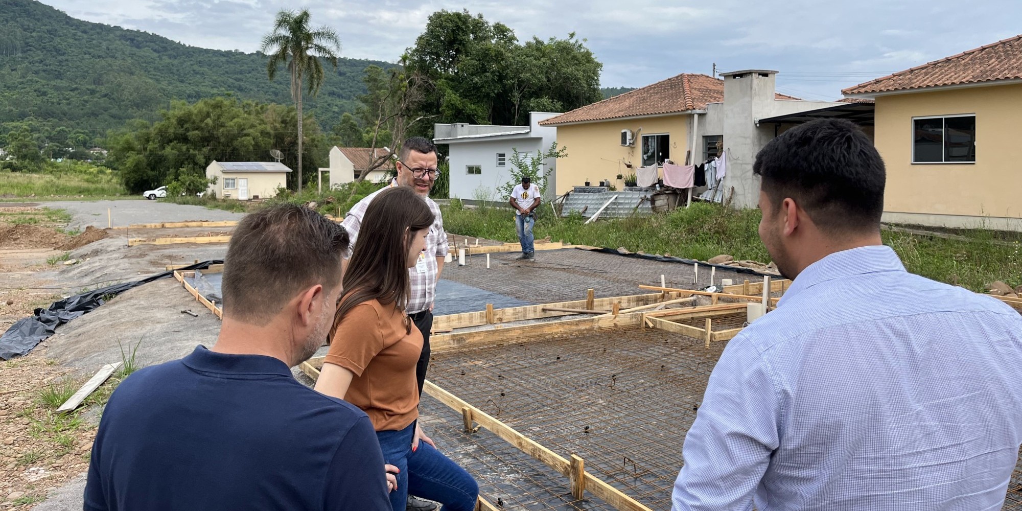 Prefeitura e Estado vistoriam terrenos para construção de casas em Encantado