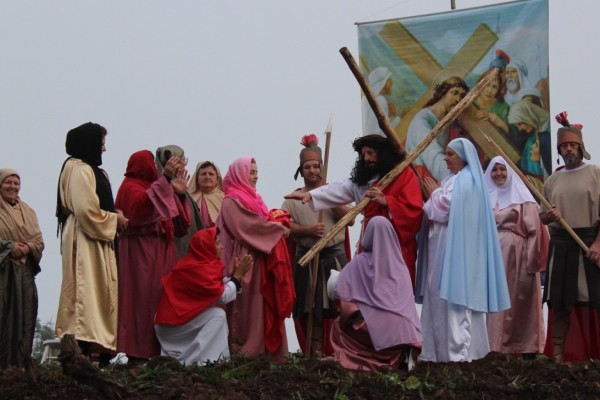 Solidariedade em Ação: Valor da água vendida durante ‘’Via Sacra’’ será destinado ao custeio das vestimentas dos atores