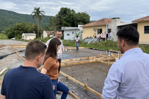Prefeitura e Estado vistoriam terrenos para construção de casas em Encantado