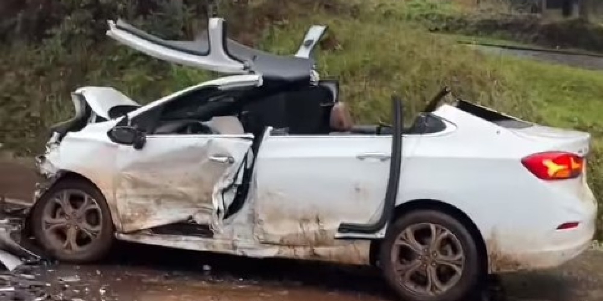 Acidente com três veículos deixa duas pessoas feridas em Cruzeiro do Sul