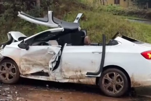 Acidente com três veículos deixa duas pessoas feridas em Cruzeiro do Sul