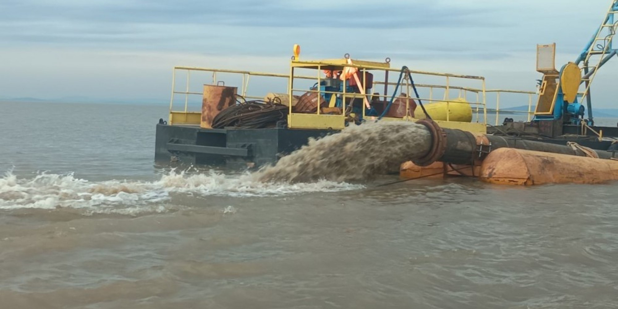 Dragagem emergencial do canal de Itapuã é iniciada