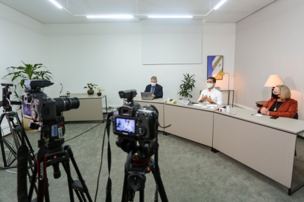 Leite, ao lado de Lamb e Arita, disse que redução de casos e internações só será alcançada com a colaboração de todos