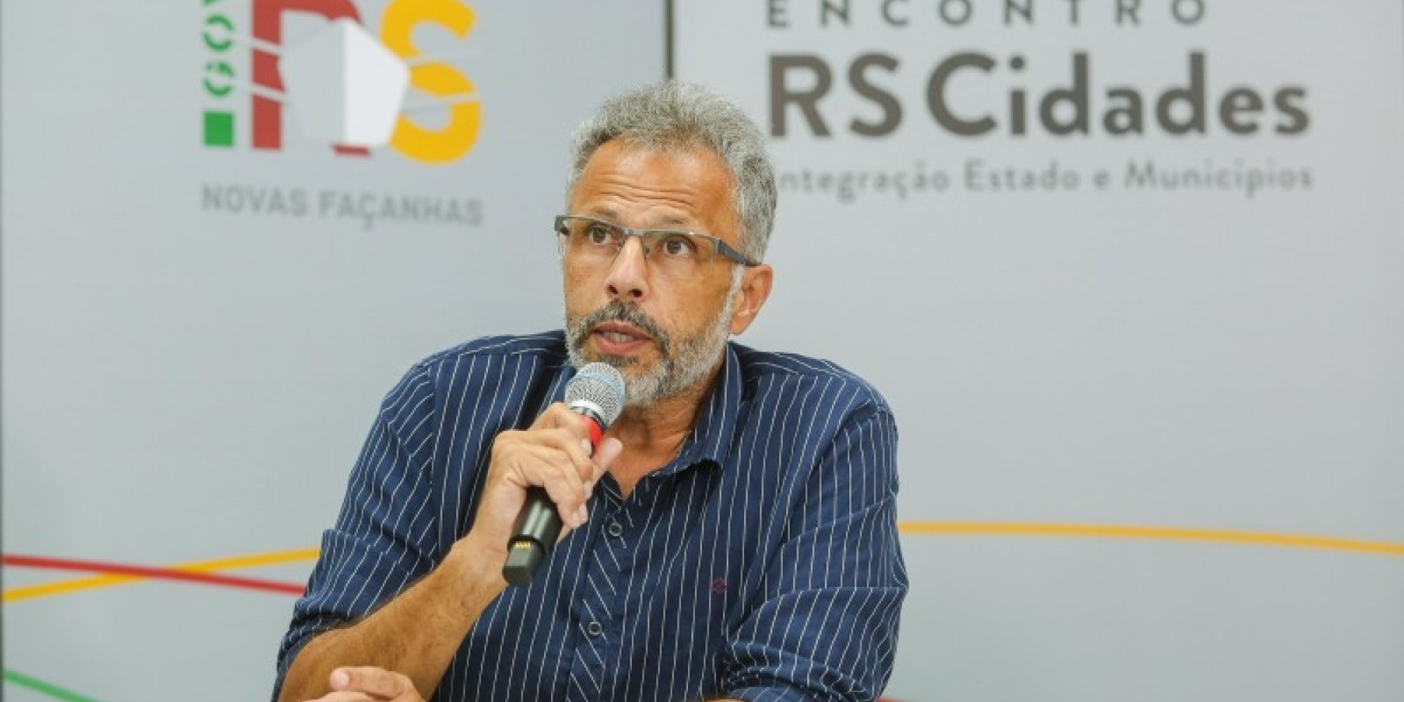 Karam disse que a internet funciona como fonte de pesquisa, um braço do docente, mas jamais tira o papel fundamental do educador Karam disse que a internet funciona como fonte de pesquisa, um braço do docente, mas jamais tira o papel fundamental do educador