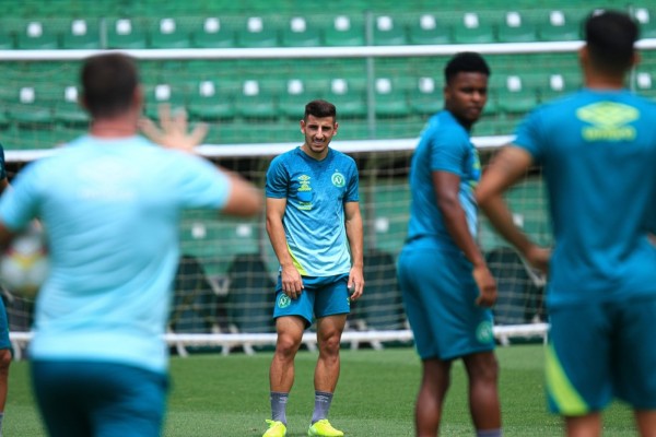 Ronei saiu no 1º tempo do jogo no sábado 