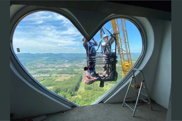 Coração do Cristo Protetor recebe o vidro no mirante