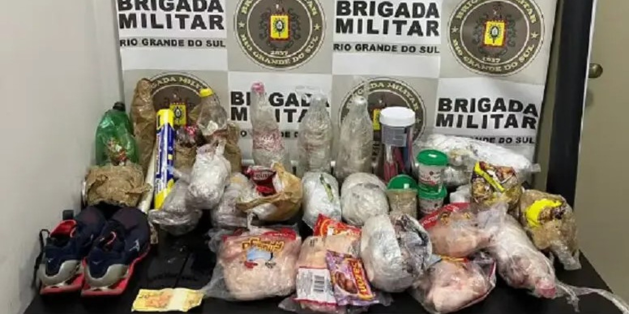 Homens são presos ao tentarem arremessar picanha para dentro de presídio