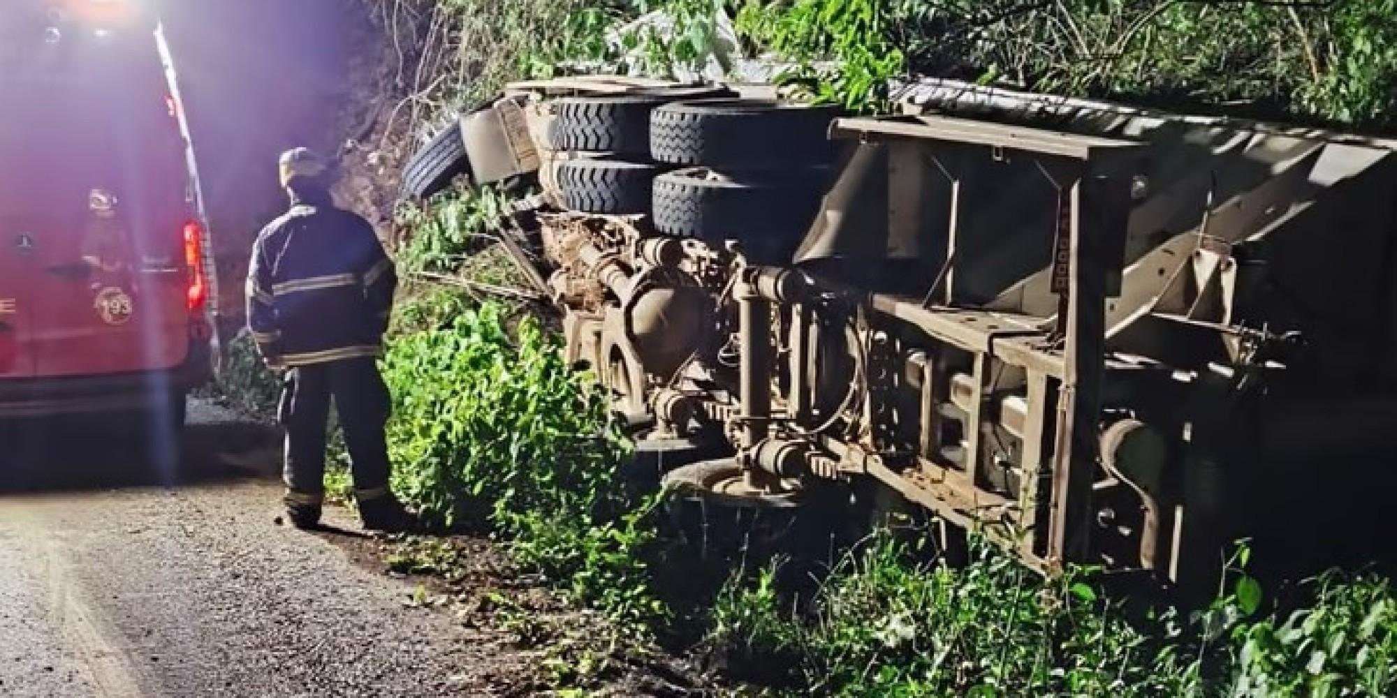 Caminhão graneleiro tomba e motorista é liberado após atendimento hospitalar