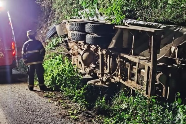 Caminhão graneleiro tomba e motorista é liberado após atendimento hospitalar