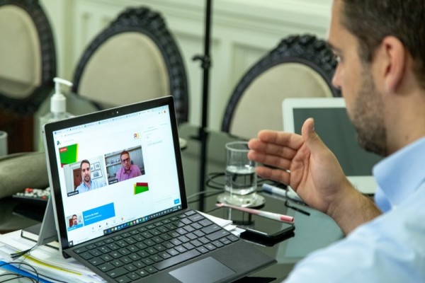 Na transmissão pela internet, governador Leite falou com o reitor da UFPel, Pedro Hallal, que apresentou o estudo