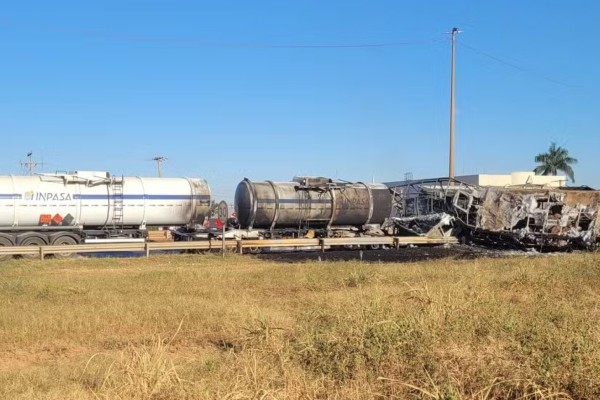 Acidente com carretas e ônibus deixa 5 mortos e feridos na BR-364 em MT