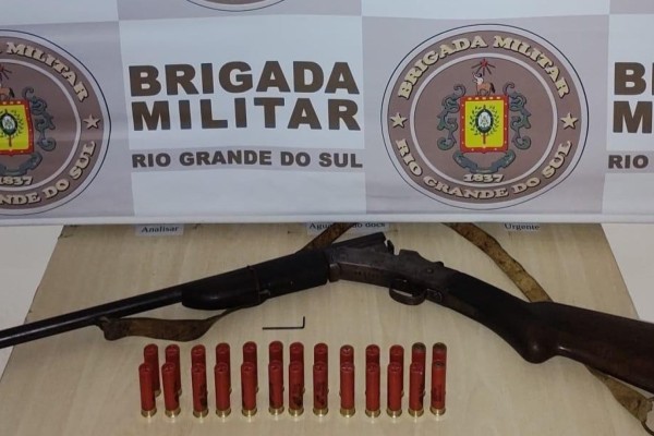 Homem é preso por posse de arma de fogo e por manter mulher em cárcere privado