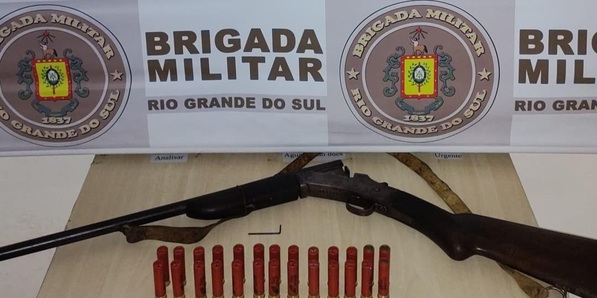 Homem é preso por posse de arma de fogo e por manter mulher em cárcere privado