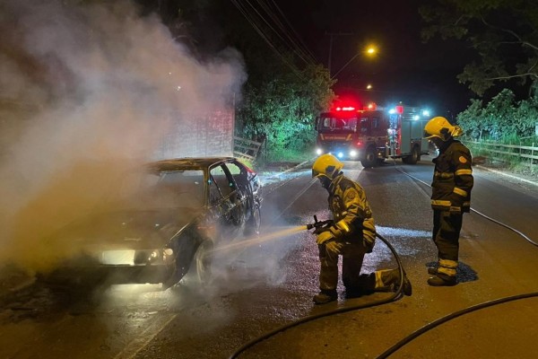 Chamas consomem automóvel na madrugada desta sexta-feira (29)