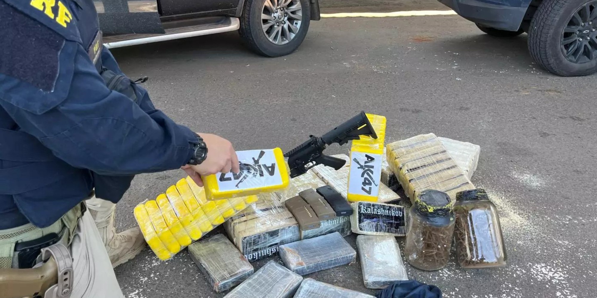 Traficantes são presos com fuzil e 80 quilos de cocaína em Poço das Antas
