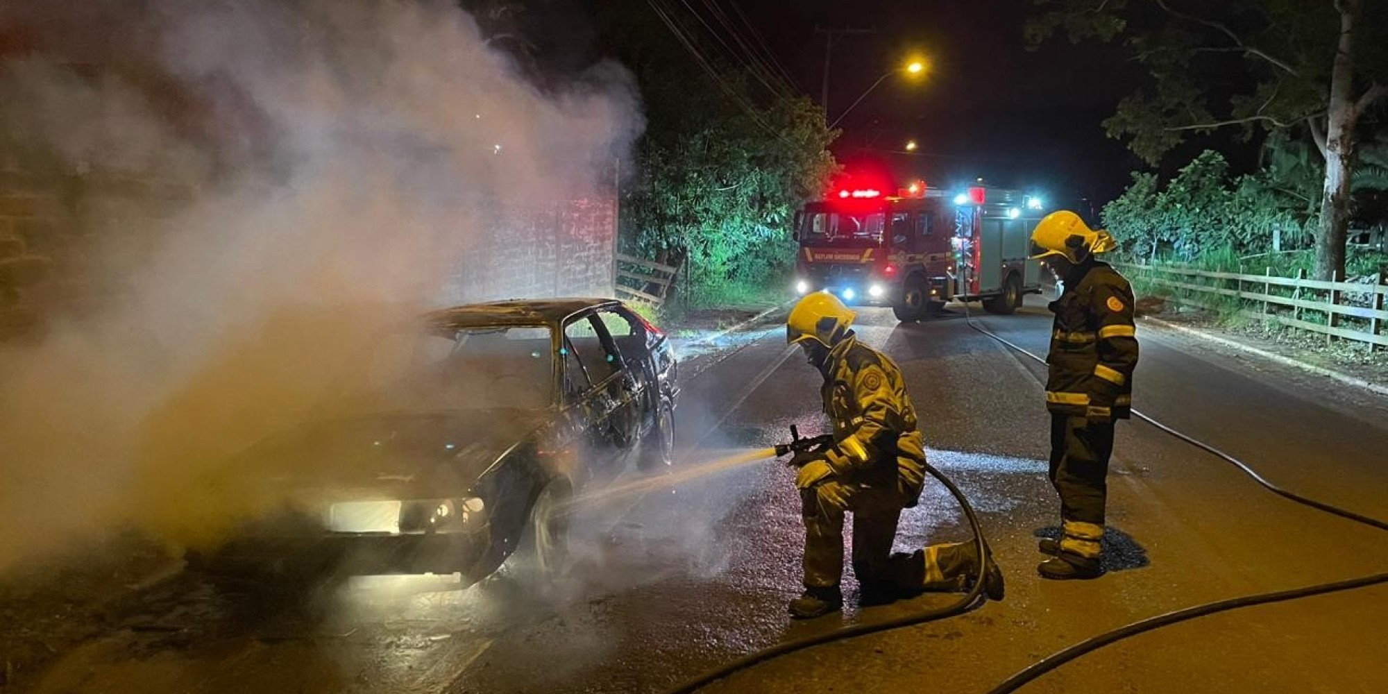 Chamas consomem automóvel na madrugada desta sexta-feira (29)