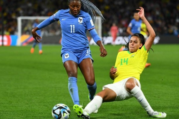 Seleção feminina perde para a França e decide vaga na quarta-feira