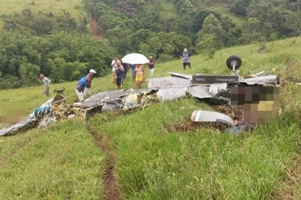 Avião cai e deixa 7 mortos na zona rural de Itapeva MG