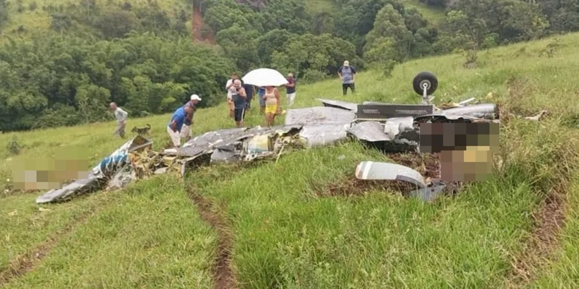 Avião cai e deixa 7 mortos na zona rural de Itapeva MG