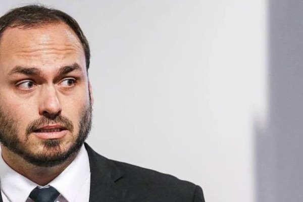 Carlos Bolsonaro é alvo de operação da PF