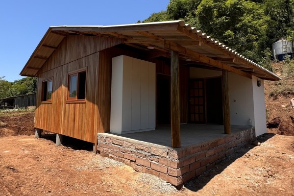 Família do interior de Encantado recebe nova casa após desastre climático