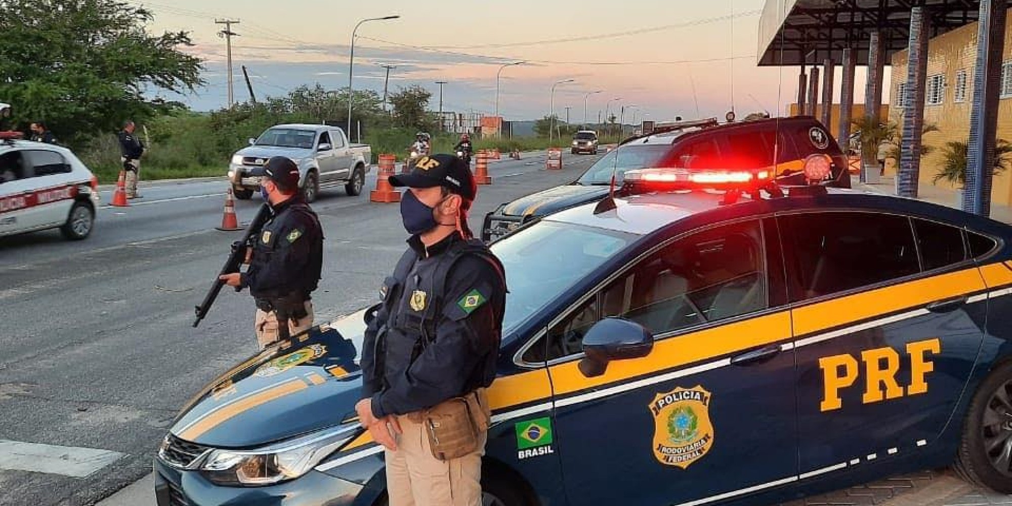 PRF prende homem por divulgar blitz em grupo de mensagens