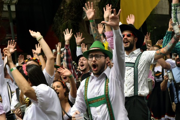 Celebrando a alegria do reencontro, 37ª Oktoberfest terá três desfiles